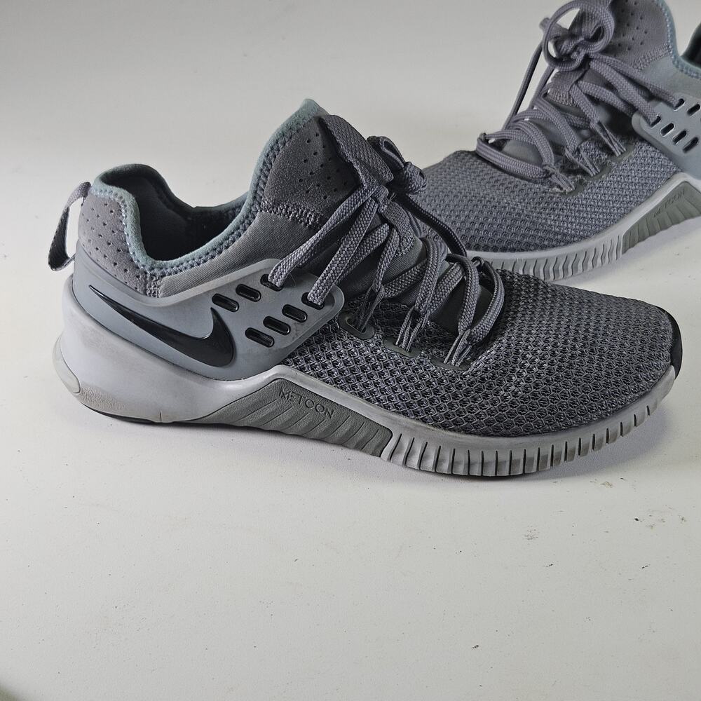 Nike Men's Grey Athletic Training Shoes